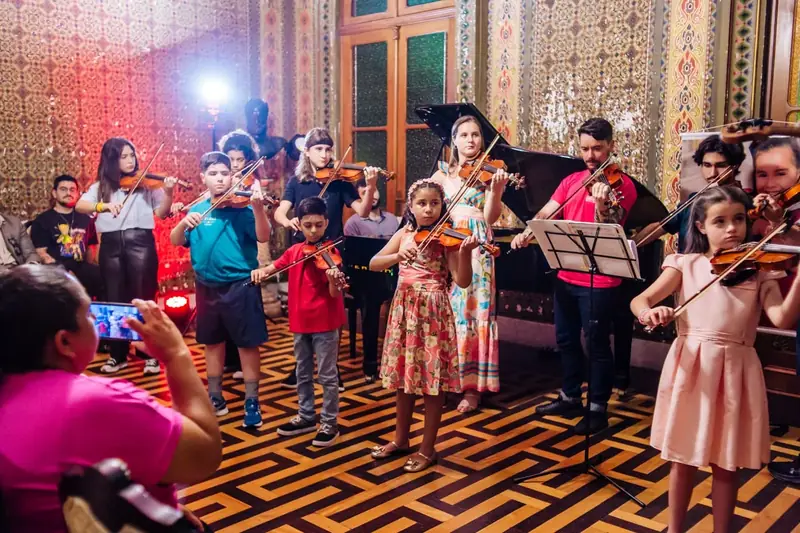 Alunos do Centro Suzuki Gaúcho em apresentação de recital em salão histórico