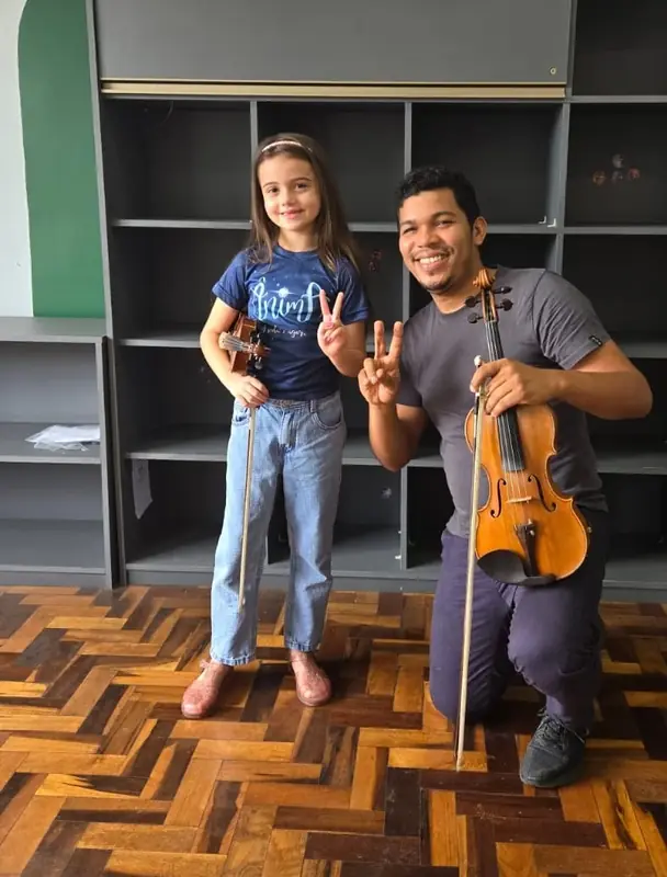 Professor do Centro Suzuki Gaúcho com aluna durante aula de violino