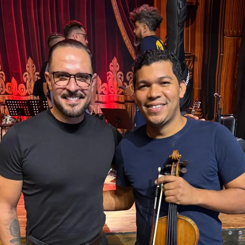 Aluna concentrada tocando violino em salão histórico do Centro Suzuki Gaúcho
