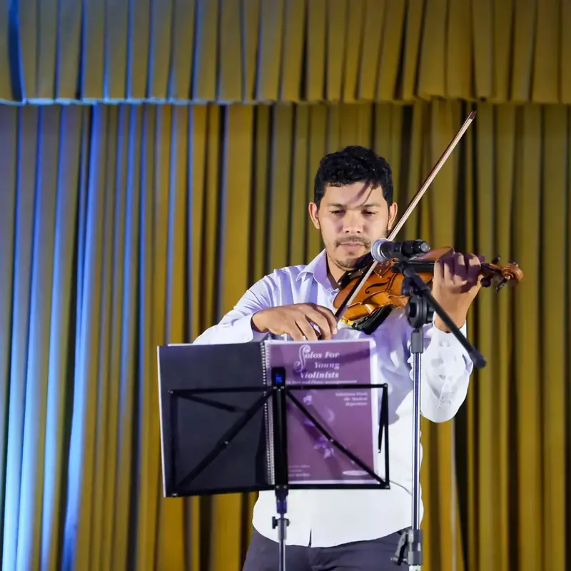 Detalhe dos músicos da orquestra em apresentação