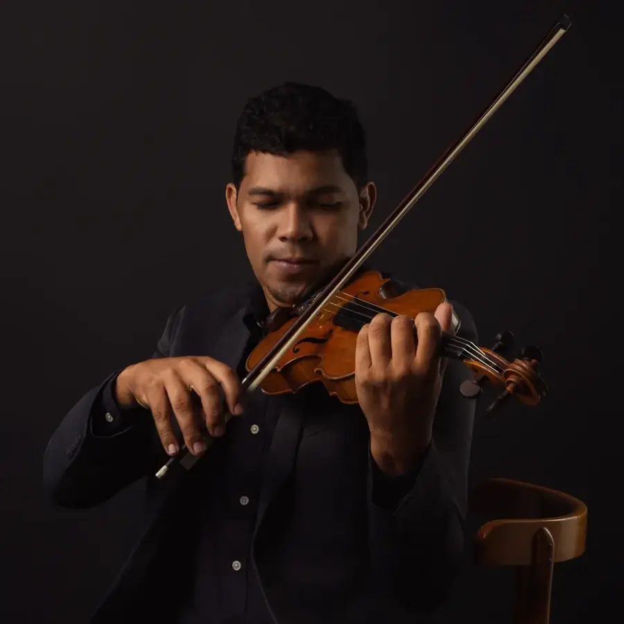 Aluna do Centro Suzuki Gaúcho tocando violino em salão histórico