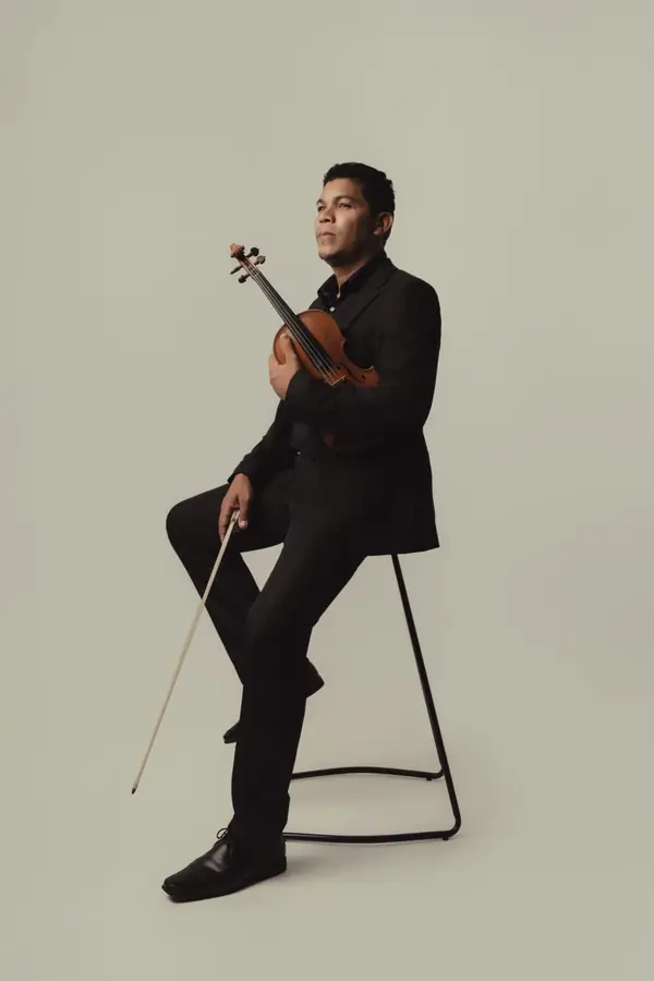 Professor do Centro Suzuki Gaúcho em retrato artístico profissional com violino